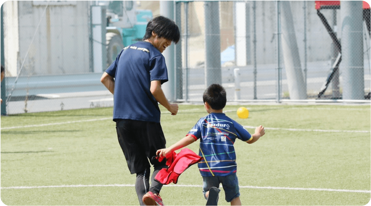 スタッフと子どもたちが遊んでる様子