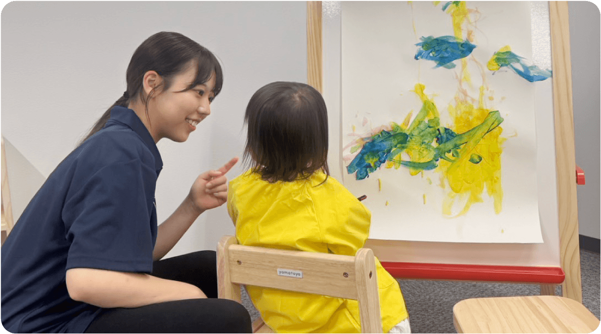 スタッフと子どもたちが遊んでる様子