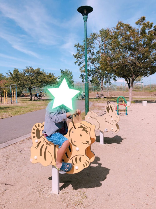 巽東緑地公園の遊具で遊ぶ子ども