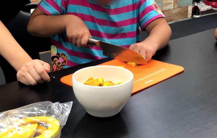 かぼちゃを切る子ども