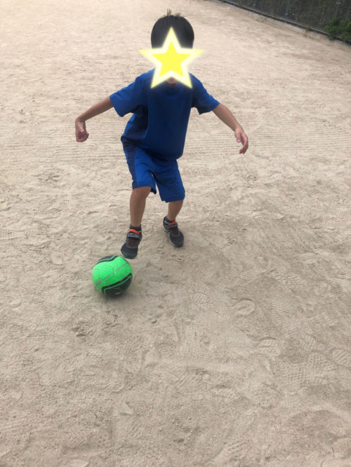 サッカーボールを蹴る子ども