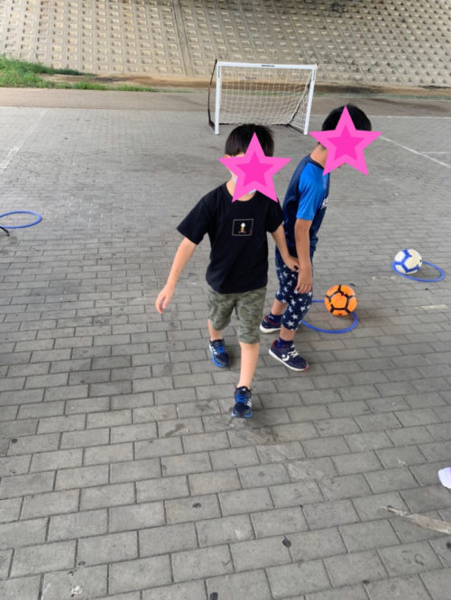 サッカーの練習をする子どもたち