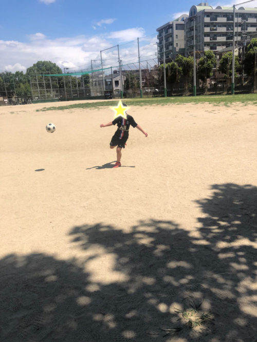 サッカーの練習をする少年