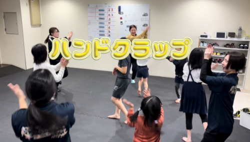 全員でハンドクラップを踊る様子