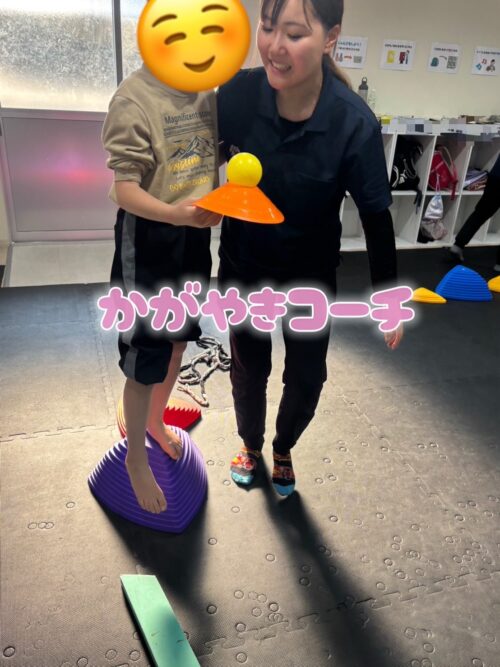 お子様と運動を取り組むどぅコーチ