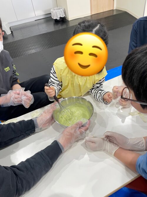 生地を丁寧に混ぜる利用のお子様