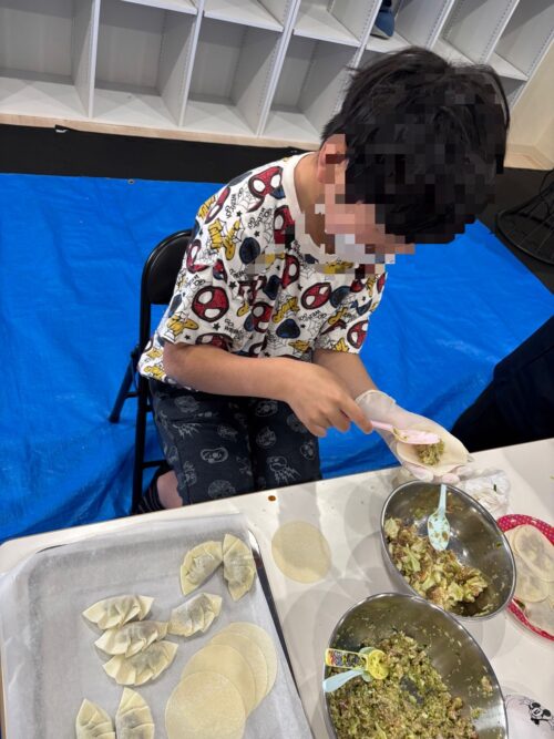 餃子の皮を包むお子様