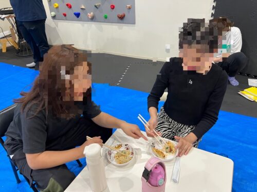 美味しいと食べるお子様