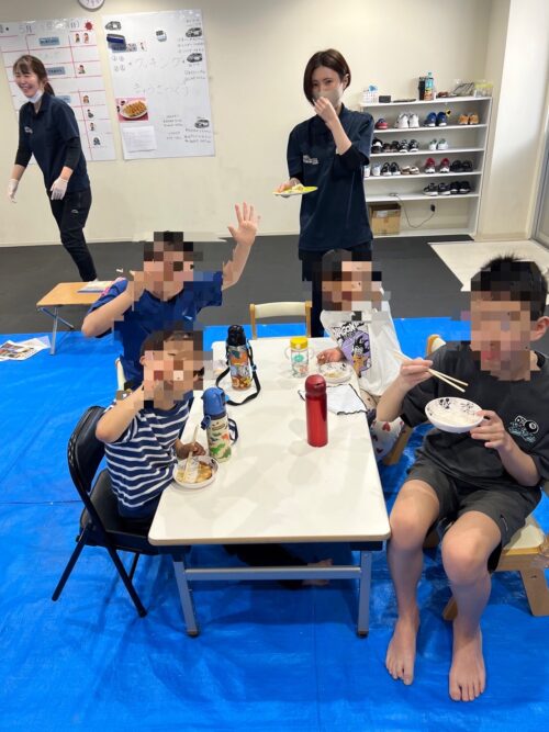 和気あいあいと食べる様子