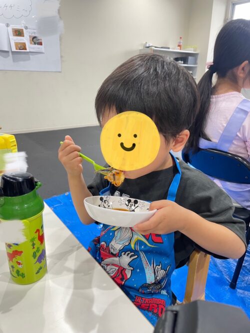 チヂミを食べているところ