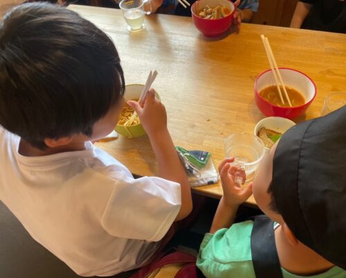 作ったラーメンを美味しく食べる様子