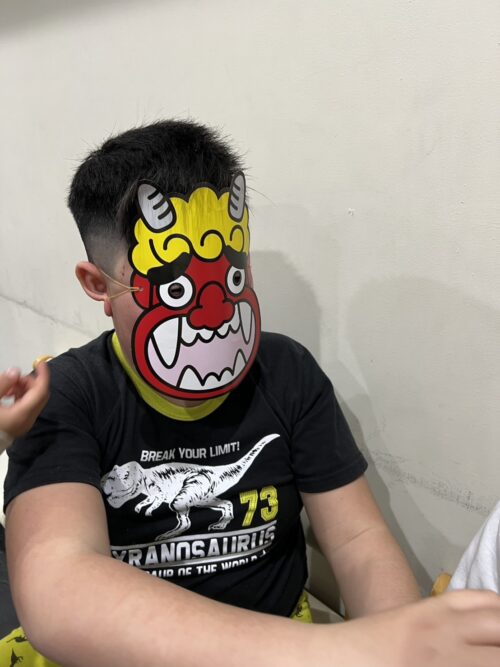 鬼のお面をかぶるお友達