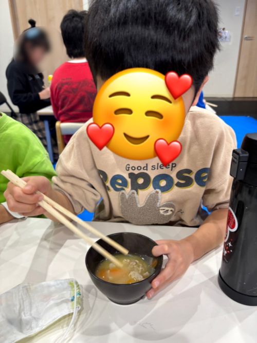 豚汁を美味しく食べるお子様の様子