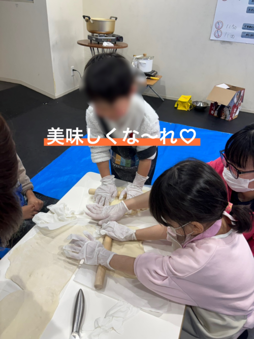 うどんの生地をこねるお子様の様子