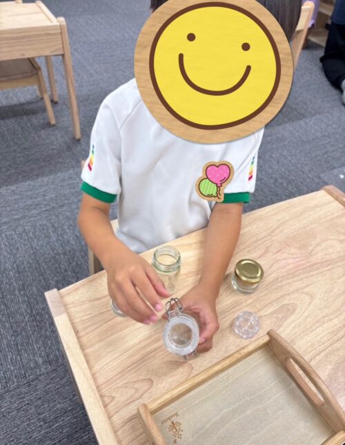 小瓶を開ける閉める