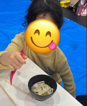 うどんを美味しく食べる様子