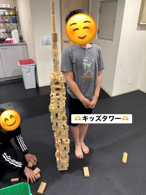 コツコツと積み木でタワーを作るお友達の様子