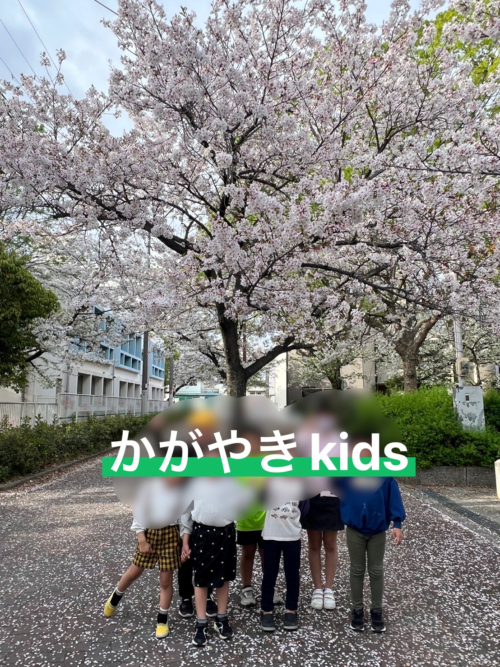 桜の下で集合写真を撮る様子