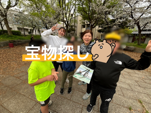 桜の下でお宝さがしをする様子