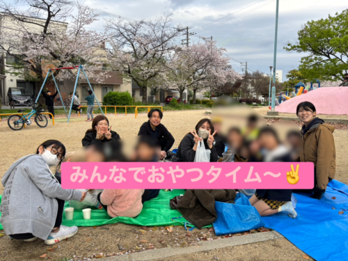 桜の下でおやつを食べている様子