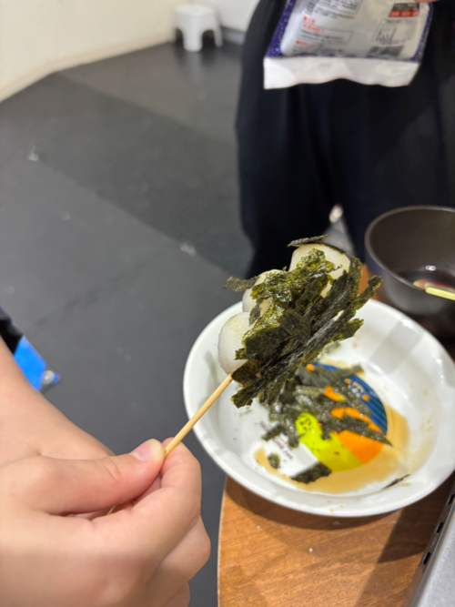 刻みのりをたっぷりつけ団子を食べたいお子様