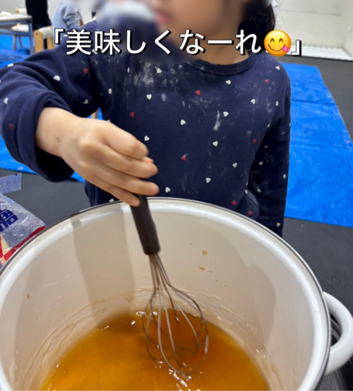 みたらし団子のタレをつくるお子様の様子