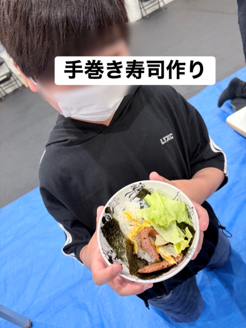 手巻き寿司を見せてくれたお子様の様子