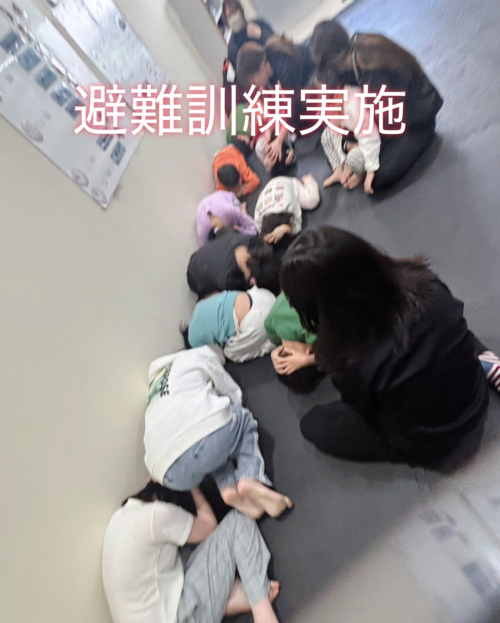 避難訓練に参加するお子様の様子
