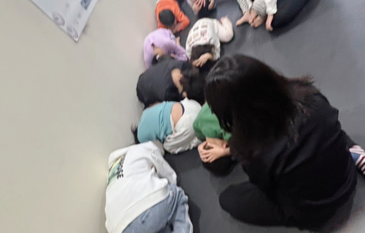 避難訓練に参加するお子様の様子