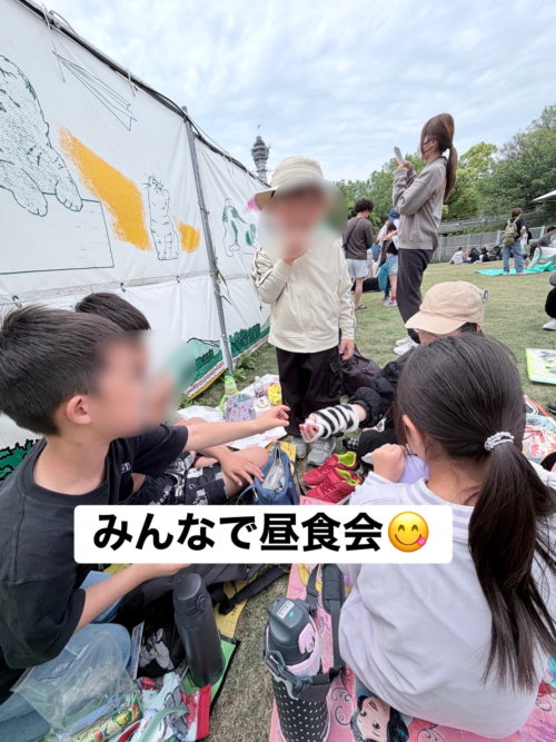 みんなでお弁当を食べている様子