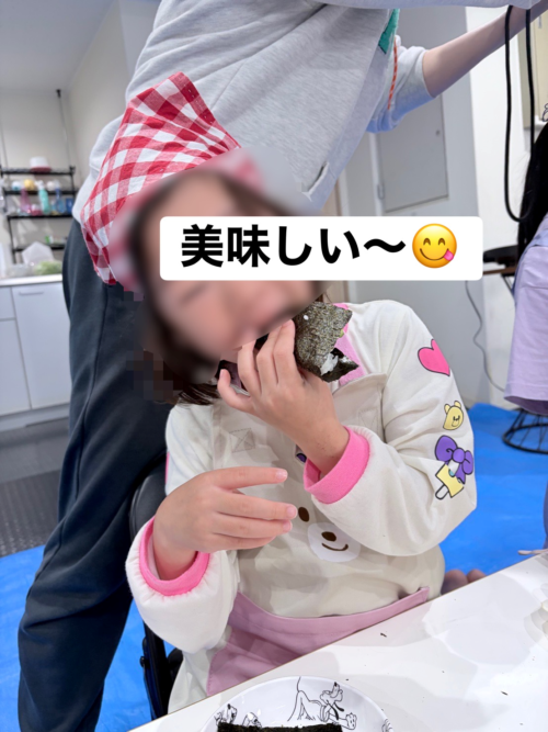 完成した手巻き寿司を食べるお子様の様子