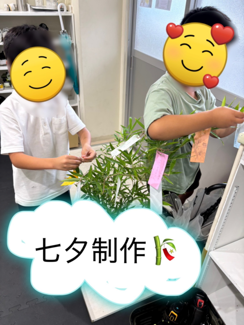 笹に短冊をつける様子