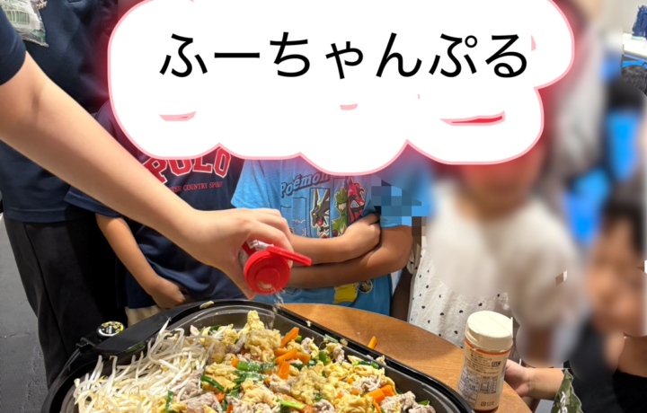 フーチャンプルを炒める様子