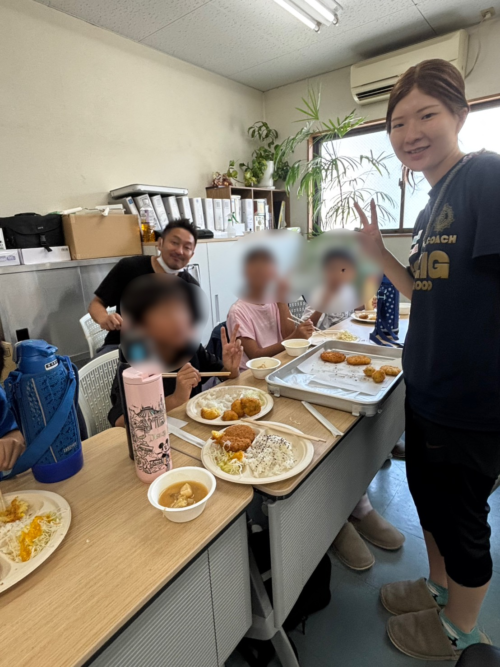昼食を食べる時の様子