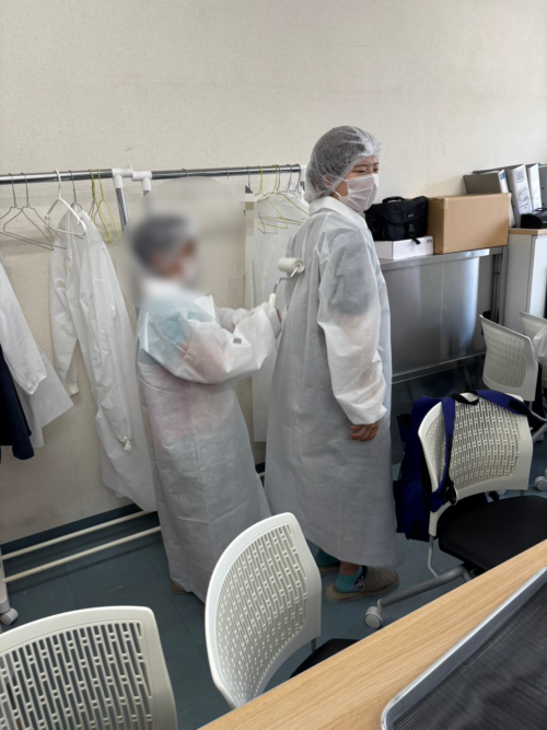 工場内に入る準備中の様子