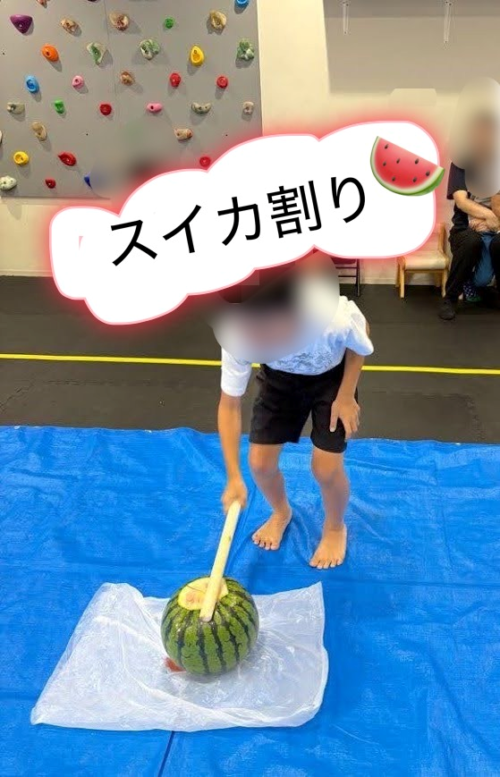 スイカ割りを楽しむお子様の様子