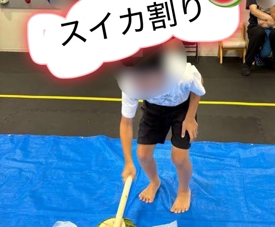 スイカ割りを楽しむお子様の様子